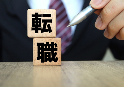 日本人ITエンジニアが専門エージェントに相談している様子