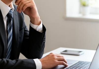 年収だけで転職を決めるリスクを考えるITエンジニアのイメージ